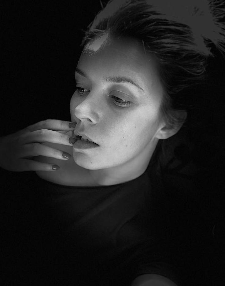 O blonda de la noi recunoaste ca a fost in depresie: “Am dormit pe jos in baie foarte multe nopti, ma trezeam si mahmura uneori…” 521600