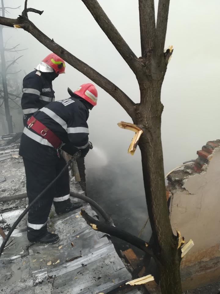 Incendiu puternic la un depozit din Capitală. Pompierii intervin la fața locului  521733