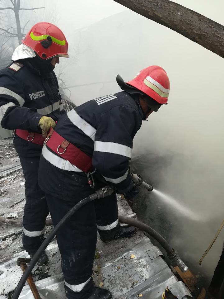 Incendiu puternic la un depozit din Capitală. Pompierii intervin la fața locului  521735