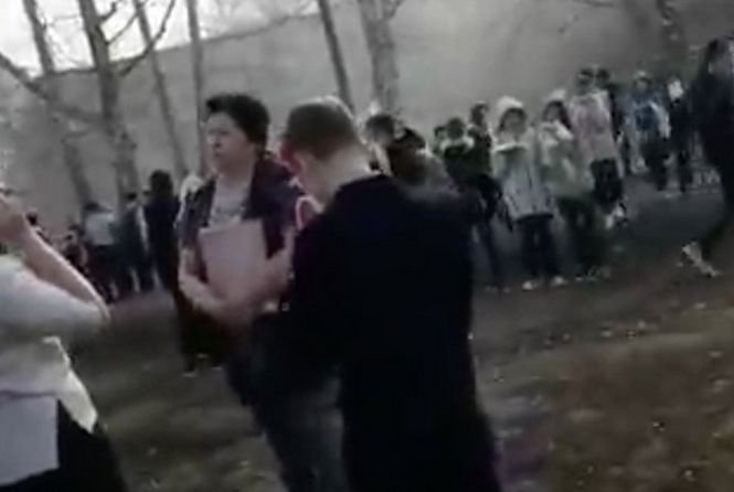Atac într-o școală din Rusia. Un elev a tăiat cu cuțitul o colegă şi un profesor