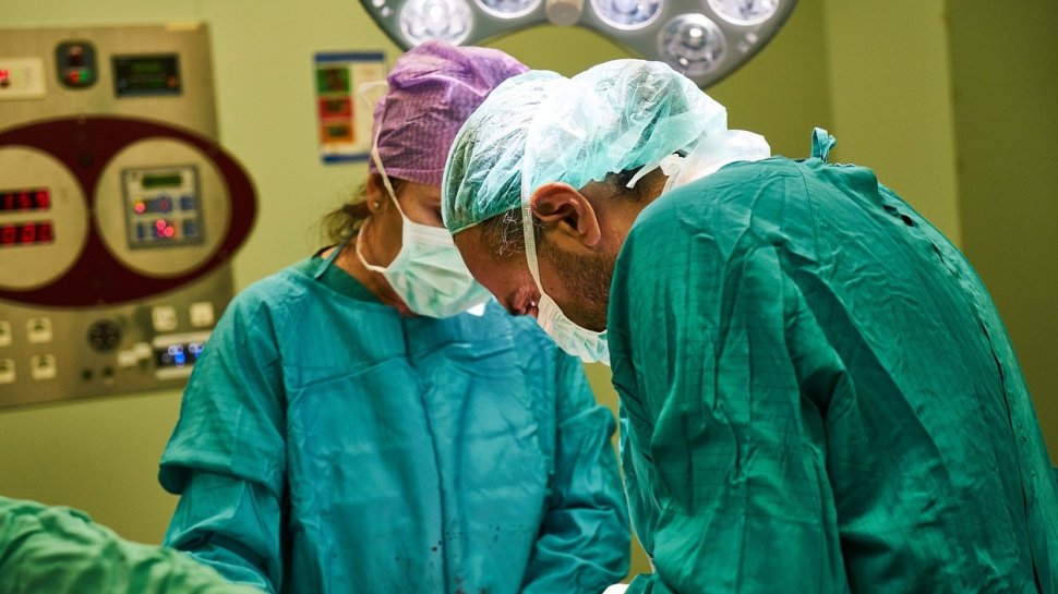 Premieră medicală. Pacientul care a beneficiat de primul transplant de plămâni din România a suportat bine operația