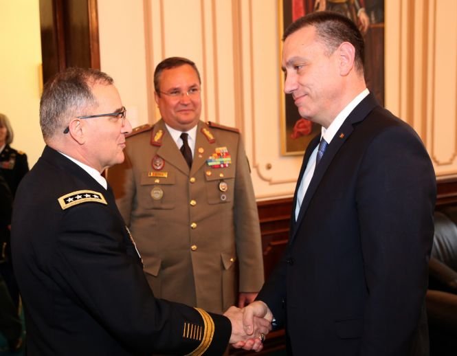 Cel mai important comandant NATO a descins la București
