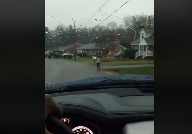 Într-o dimineață, oamenii au văzut un băiețel alergând cu ghiozdanul în spate prin ploaie. În tot acest timp era urmărit cu mașina de tatăl său. Nimeni nu a înțeles de ce bărbatul face asta, până când….(VIDEO)