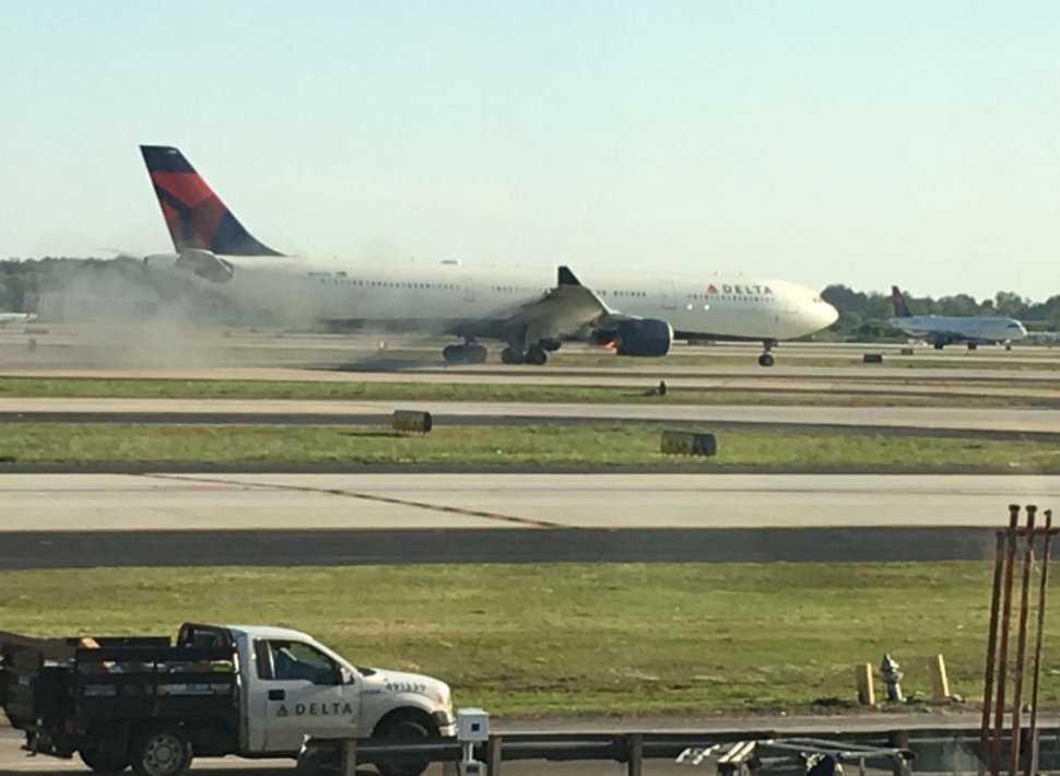 Panică la bordul unei aeronave cu 274 de pasageri. Un motor al avionului a luat foc la scurt timp după decolare