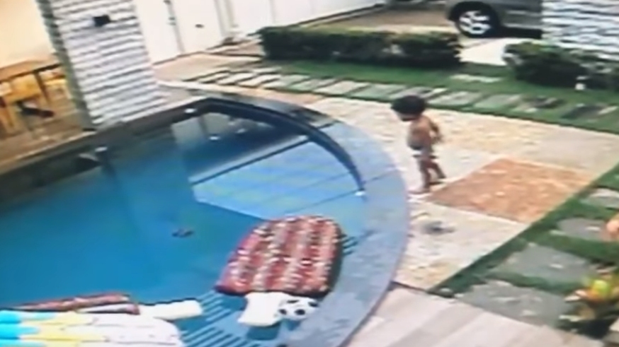 Ce s-a întâmplat în doar câteva secunde cu doi copii care se jucau pe marginea piscinei. Părinții au încremenit când au aflat adevărul - VIDEO