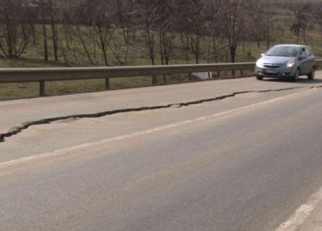 Cum s-a rupt în două un drum din România reabilitat de curând 522447