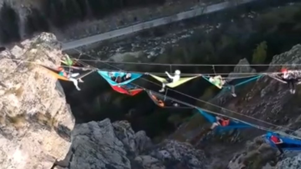 Experiență inedită la Baia de Fier! Relaxare în hamace, la 200 de metri înalțime - VIDEO