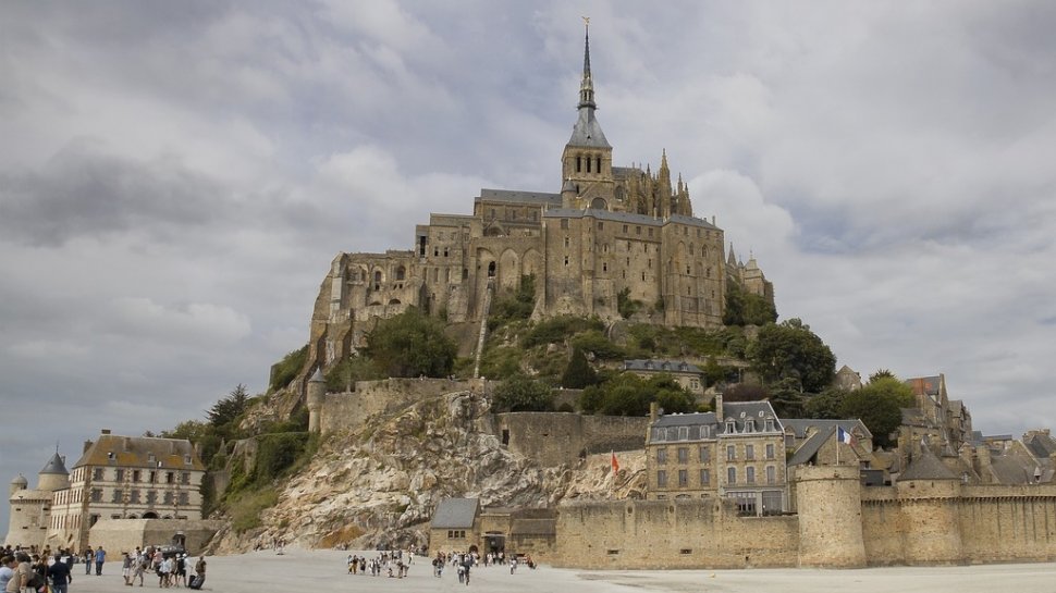 Cea mai mare atracţie turistică din Franţa a fost evacuată. Un bărbat a ameninţat poliţiştii