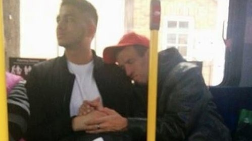 Se afla în autobuz când a văzut cum un bărbat îl apucă de mână pe un tânăr necunoscut și își pune capul pe umărul său. Când a înțeles ce se întâmplă a scos telefonul și a făcut o fotografie