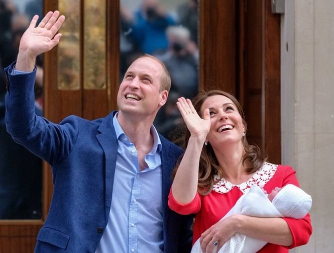 Ducele şi ducesa de Cambridge l-au prezentat public pe cel mai mic membru al familiei regale. Numele prinţului va fi anunţat în curând