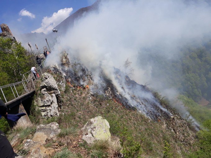 Incendiu puternic lângă Cetatea Poenari. Traficul pe Transfăgărășan este oprit