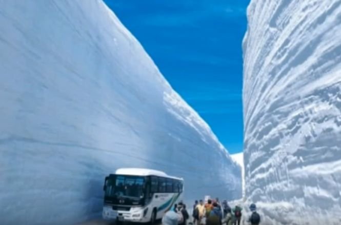 Locul în care s-au format pereţi de zăpadă de 17 metri înălţime. Turişti din întreaga lume ajung acolo - VIDEO