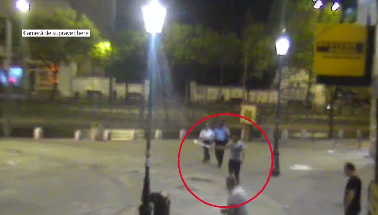 Panică în Centru Vechi din București. Un bărbat înarmat cu o sabie i-a amenințat pe toți cei care i-au ieșit în cale