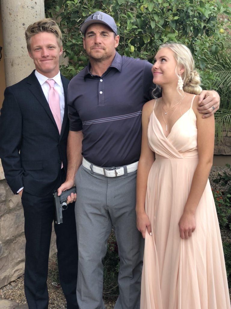 Detaliul din imagine care a stârnit revoltă. Cum s-a pozat un tată alături de fiica lui 523228