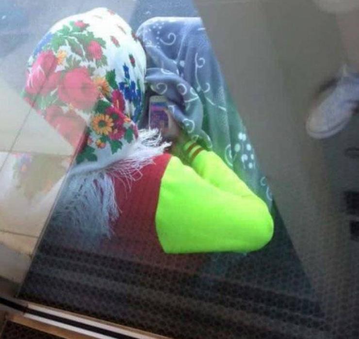 Foto-șoc! Ce ascunde această cerșetoare sub haine. Mai dai bani cerșetorilor?  523192