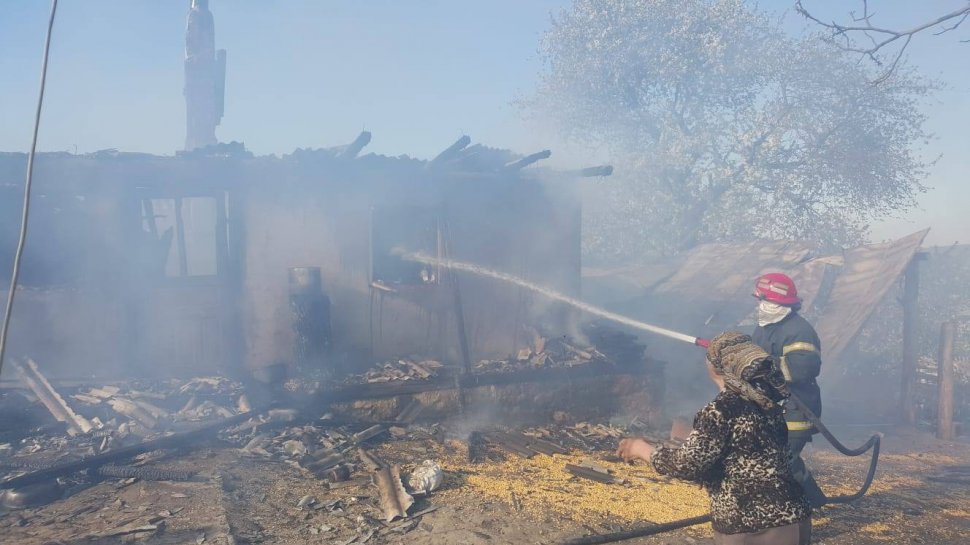 Incendiu puternic în Bacău. Mai multe case și adăposturi de animale au fost cuprinse de flăcări