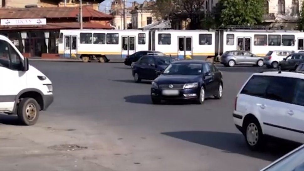 O femeie și-a parcat mașina într-o intersecție din București. Este incredibil ce le-a spus polițiștilor - VIDEO