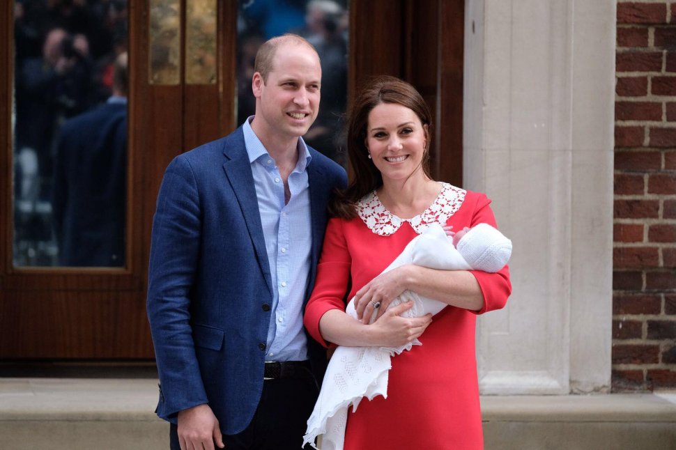 Primele imagini cu noul bebeluș al Prințului William și Kate Middleton - Galerie Foto