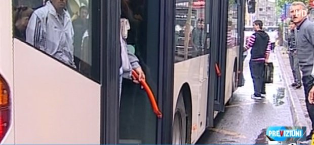 Caz revoltător în Capitală! Bebeluș, prins între ușile autobuzului. Reacția RATB