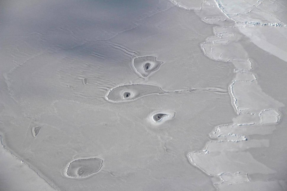 Cercetătorii NASA au fost uimiți. În gheața de la Polul Nord au apărut forme ciudate