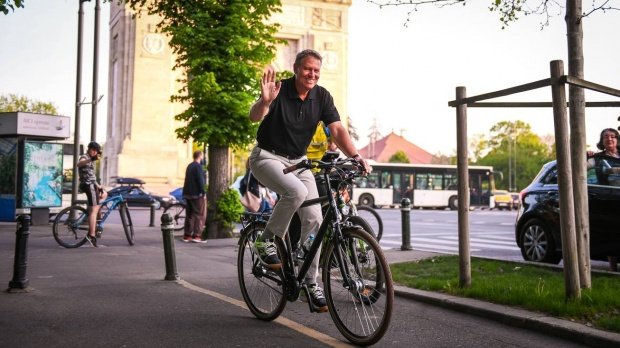  Cum arată și cât costă bicicleta cu care se plimbă Klaus Iohannis prin București