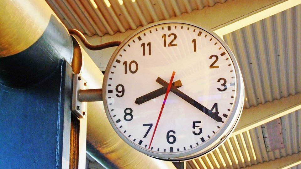 Motivul șocant pentru care școlile britanice vor renunța la ceasurile de tip analog