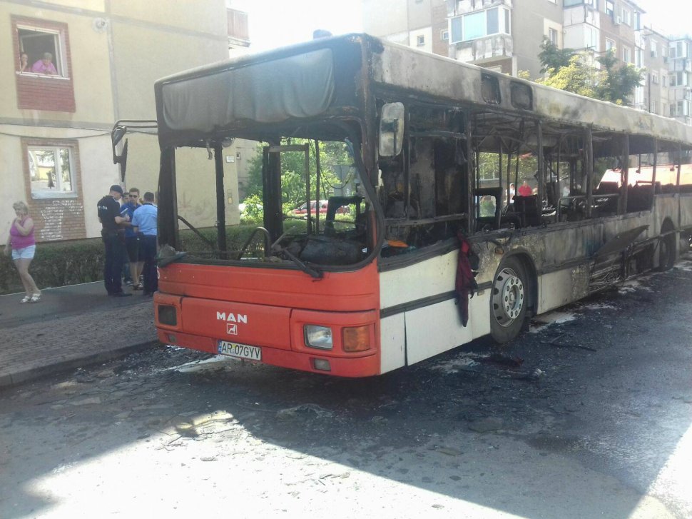 Incident grav în Arad. Un autobuz plin cu pasageri a luat foc - VIDEO