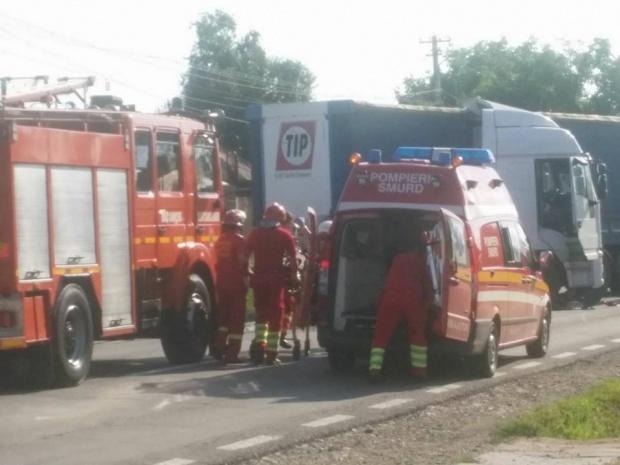 Pericol de explozie în Pasul Tihuţa. Un TIR cu azotat de amoniu a luat foc