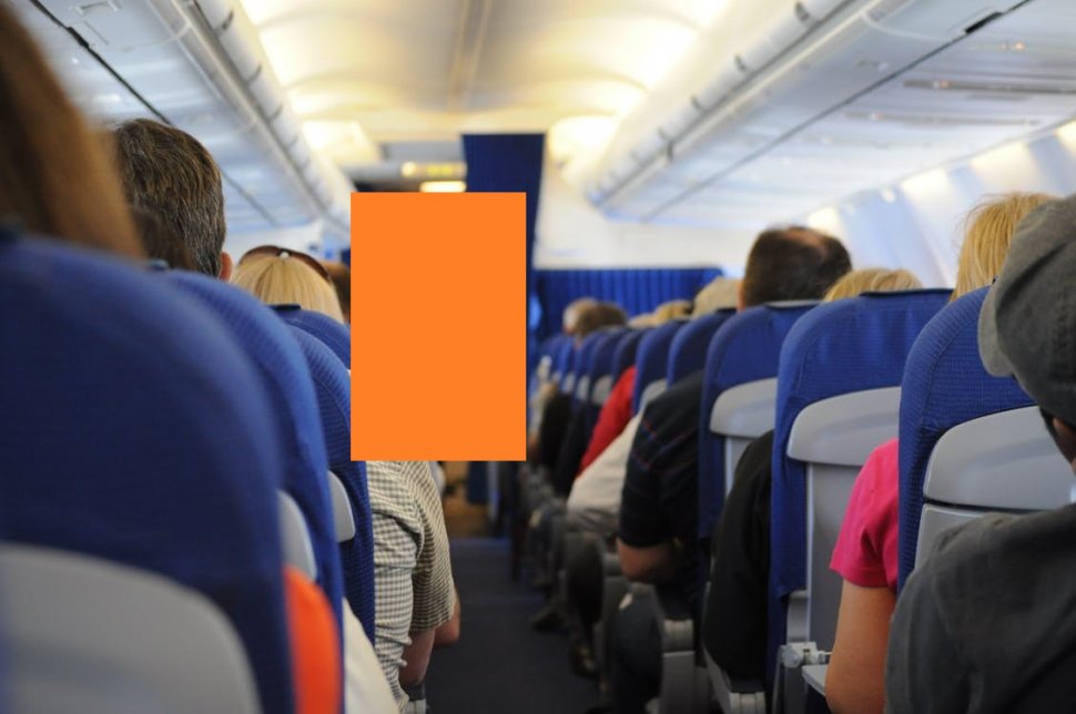 A auzit gemete în toaleta avionului, însă ce a făcut stewardesa i-a lăsat fără cuvinte pe toţi pasagerii