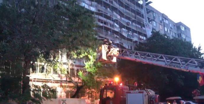 Bloc cu 10 etaje, din București, în flăcări. Cinci adulţi şi doi copii, au ajuns la spital