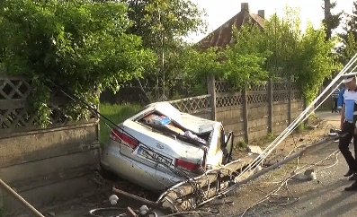 Accident rutier în Bistrița Năsăud, în urma căruia un stâlp de electricitate a căzut pe șosea. Șapte persoane implicate