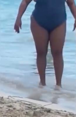 A mers la mare și a intrat în apă! Însă când a ieșit… turiștii de pe plajă se uitau uimiți - I-a pufnit râsul pe toți instant  524241