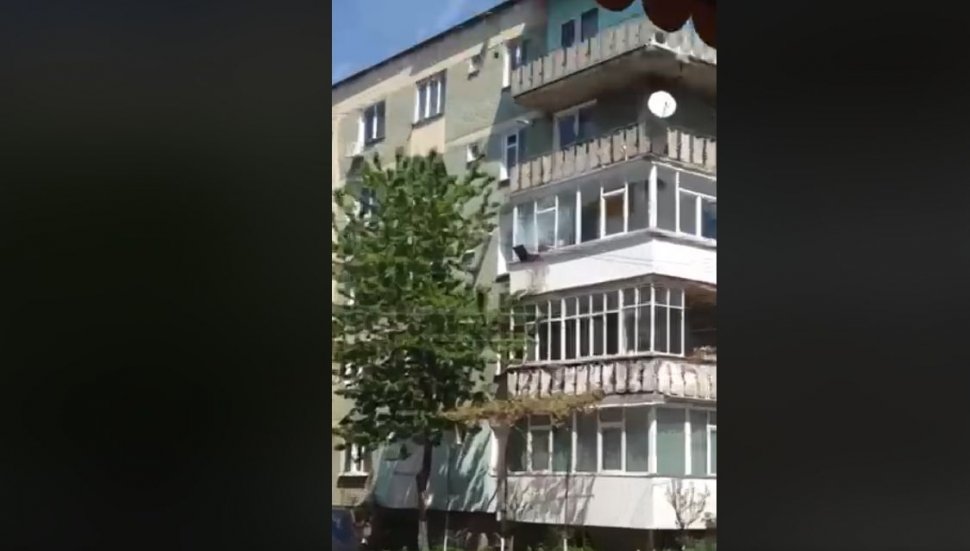Imagini inedite surprinse într-un bloc din Piatra Neamț. Oamenilor nu le-a venit să creadă ce văd. Cineva a filmat totul (VIDEO)