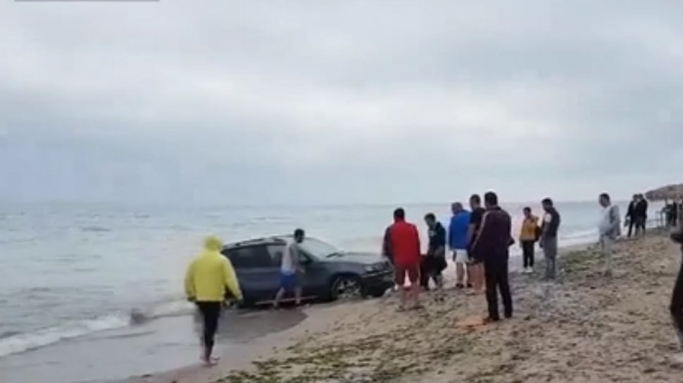 Cine este șoferul care a rămas blocat cu maşina pe plaja din Vama Veche