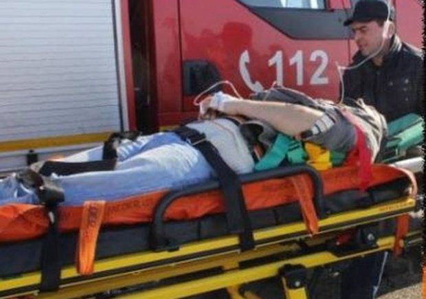 Incident șocant: O asistentă de pe Ambulanţă a fost lovită cu piciorul de un pacient căruia îi acorda îngrijiri. Femeia s-a lovit la cap