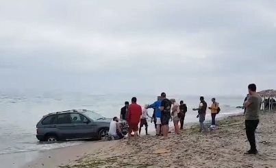 Mașină blocată în mare la Vama Veche. Ce amendă riscă tinerii care au intrat cu vehiculul în apă