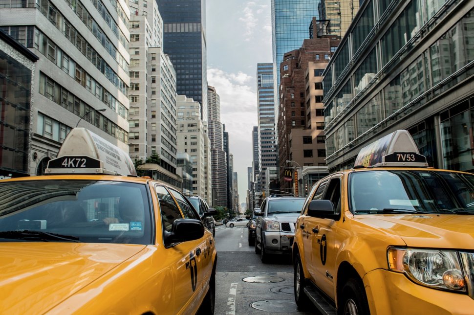 New York Times: Un taximetrist din România s-ar fi sinucis din cauza stresului provocat de Uber