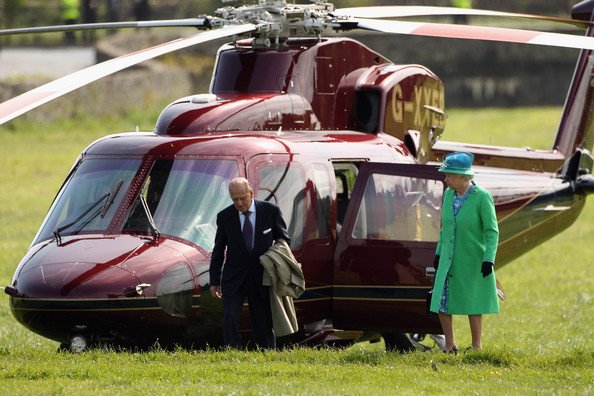 Regina Elisabeta a zburat cu elicopterul la Palatul Kensington pentru a-l cunoaște pe Prințul Louis. A puratat batic 
