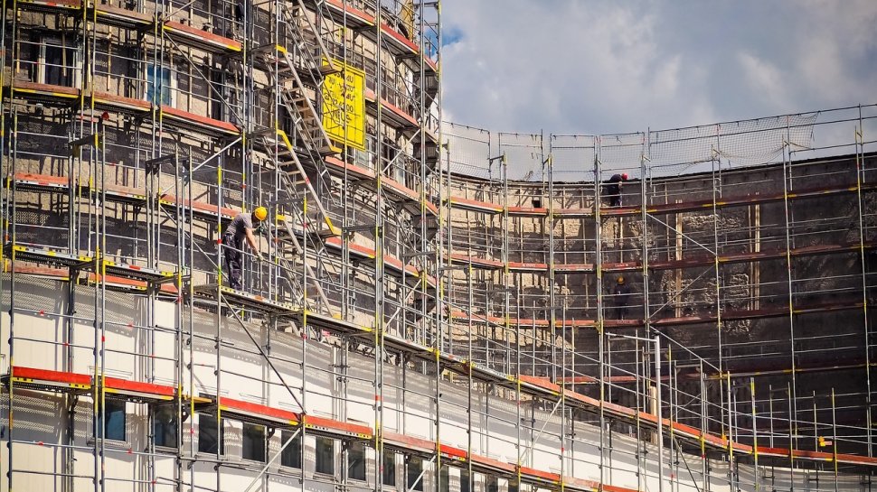 Comisia Europeană impune noi reguli de construcţie pentru clădirile din România