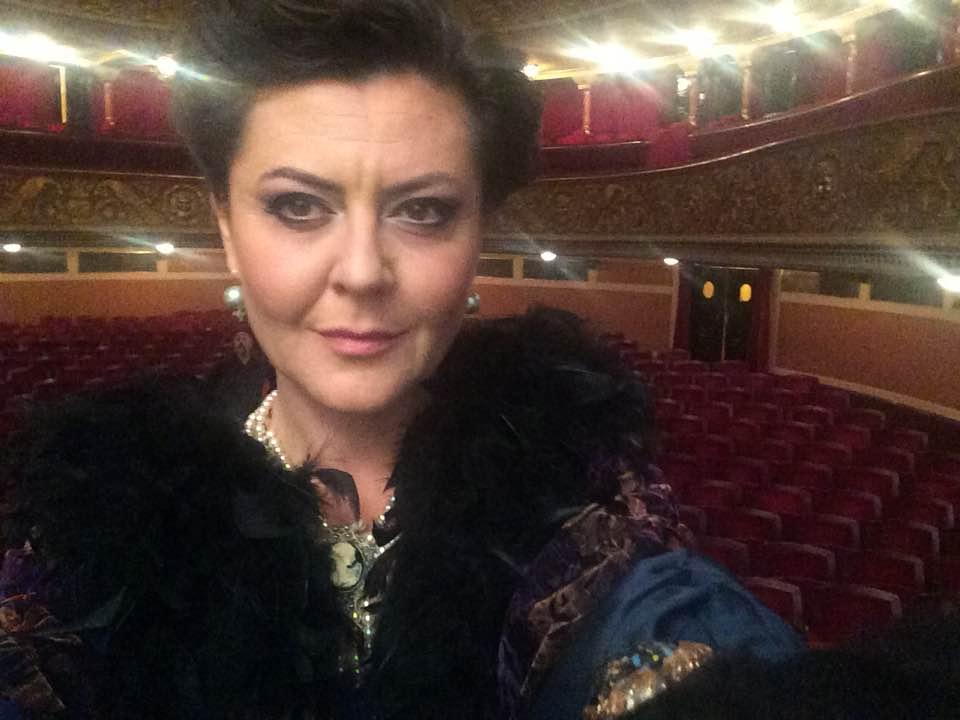 Ea e ”Vocea de la metrou” pe care o auzi zilnic! Cine e femeia care îți spune ”Atenție, se închid ușile!”. Nu te așteptai la asta! 525027