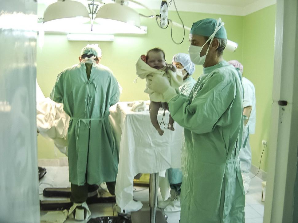La 13 ani, o fată a adus pe lume un copil într-un spital din județul Arad. Medicii au rămas de-a dreptul șocați când au văzut cum arăta bebelușul