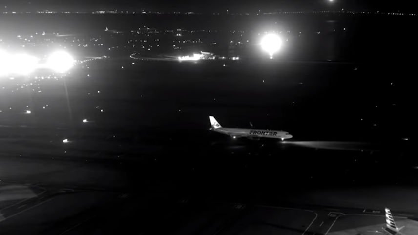 La un pas de tragedie! Momentul în care un avion a fost aproape să aterizeze peste alte patru aeronave - VIDEO