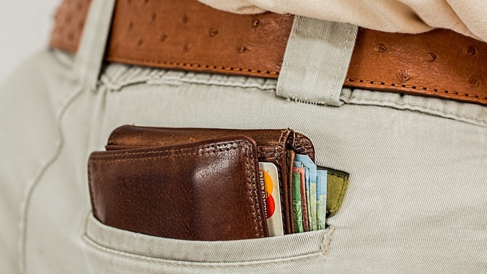 Un bucureștean a găsit pe stradă un portofel. S-a uitat în el și nu i-a venit să creadă. L-a predat imediat poliției