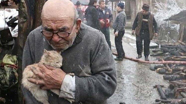 Casa îi ardea, dar bătrânul s-a întors pentru a fi sigur că își salvează animalul de companie. Toată lumea a plâns când i-a aflat povestea (VIDEO)
