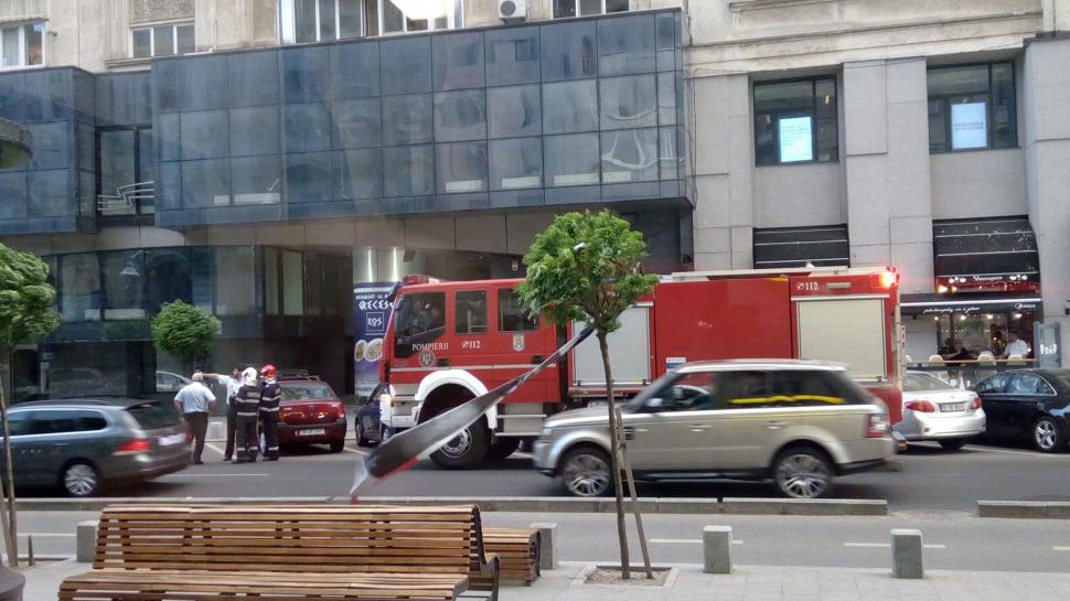 Clipe de panică pe Calea Victoriei! Mai mulți stâlpi de iluminat, la un pas să se prăbușească peste mașini - (FOTO+VIDEO) 525252