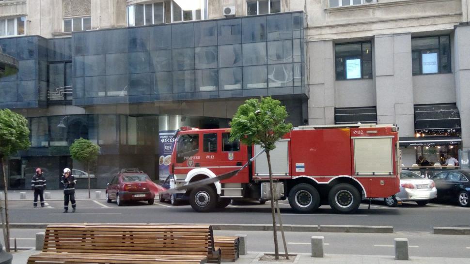 Clipe de panică pe Calea Victoriei! Mai mulți stâlpi de iluminat, la un pas să se prăbușească peste mașini - (FOTO+VIDEO) 525253