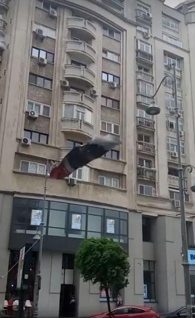 Clipe de panică pe Calea Victoriei! Mai mulți stâlpi de iluminat, la un pas să se prăbușească peste mașini - (FOTO+VIDEO) 525255