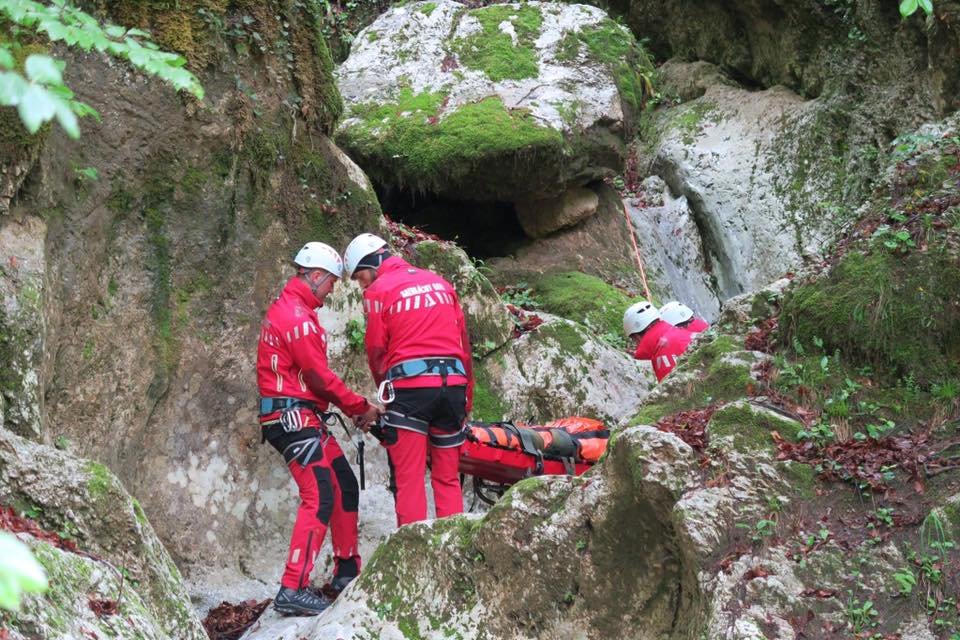 Operațiune de salvare în Sinaia: Bărbatul căzut câteva zeci de metri într-o râpă a fost scos