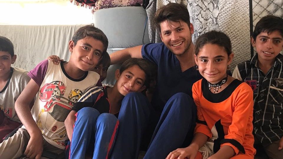 Un medic din Cluj a făcut voluntariat în Irak. Poveștile lui sunt incredibile: ”Am salvat piciorul unui tânăr de 18 ani, cu părinţii membri ISIS”