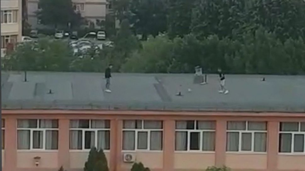 Scene incredibile surprinse în Pitești. Doi tineri au jucat fotbal pe acoperișul unei școli - VIDEO
